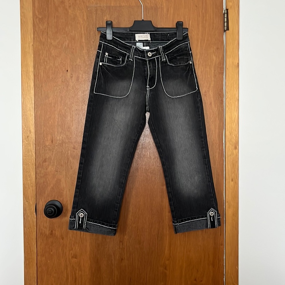 Mid-rise black washed denim capri w/ white bold stitching